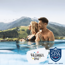 Person im Infinity-Pool mit Berglandschaft im Hintergrund, daneben Logos von Salzburger Land & TAUERN SPA